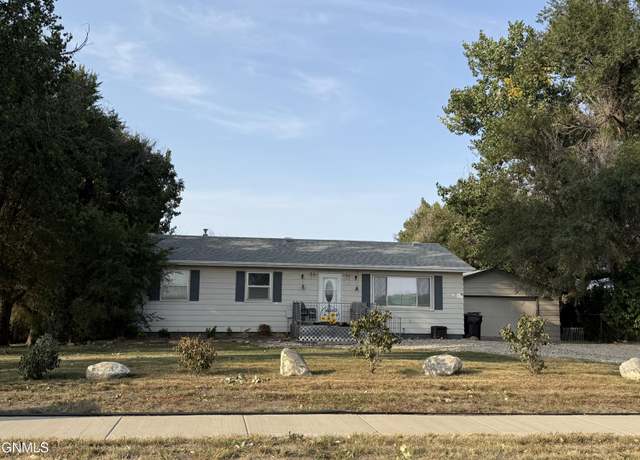 Property at 925 42nd St E, Williston, ND 58801, 3 beds, 2 baths