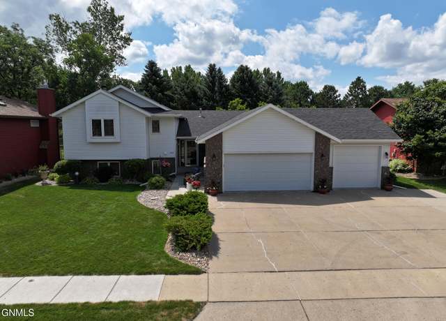 Property at 707 Munich Dr, Bismarck, ND 58504, 4 beds, 3 baths