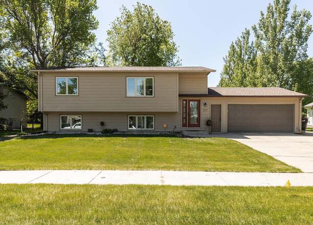Property at 1549 Country West Rd, Bismarck, ND 58503, 3 beds, 2 baths