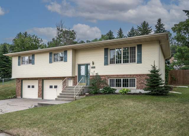 Property at 2361 Rolling Dr, Bismarck, ND 58501, 4 beds, 2 baths