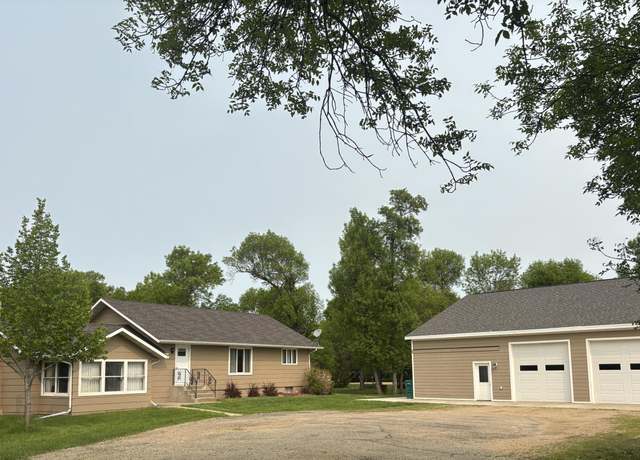 Property at 5485 Nordic Pl, Bismarck, ND 58503, 5 beds, 2 baths