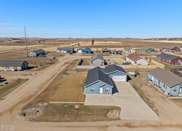 Property at 5611 Stoneview Ave, Williston, ND 58801, 4 beds, 2 baths