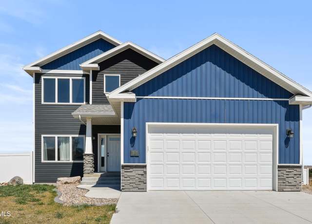 Property at 1124 Lakota Pl NE, Mandan, ND 58554, 5 beds, 3 baths