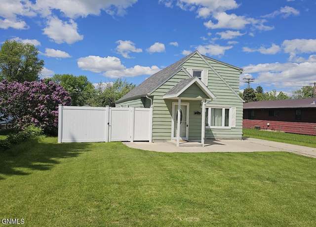 Property at 204 3rd St NW, Beulah, ND 58523, 3 beds, 1.5 baths