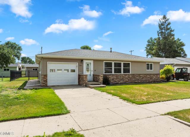 Property at 922 16th Ave W, Williston, ND 58801, 4 beds, 2 baths