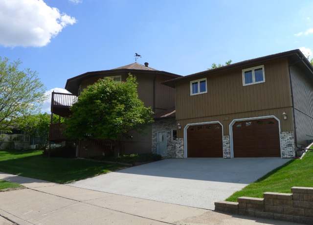 Property at 1005 Lohstreter Rd, Mandan, ND 58554, 4 beds, 4.5 baths