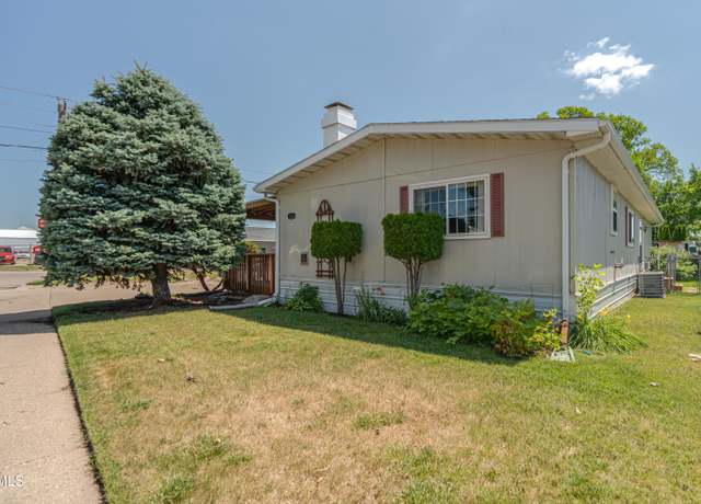 Property at 246 Boeing Ave, Bismarck, ND 58504, 3 beds, 2 baths