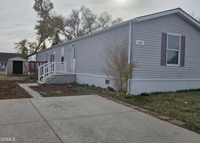 Property at 1005 27th St W, Williston, ND 58801, 3 beds, 2 baths