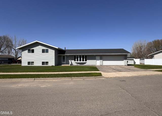 Property at 1201 Sioux St, Williston, ND 58801, 5 beds, 3 baths