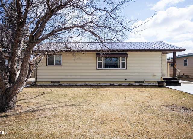 Property at 1517 5th Ave SW, Jamestown, ND 58401, 3 beds, 2 baths