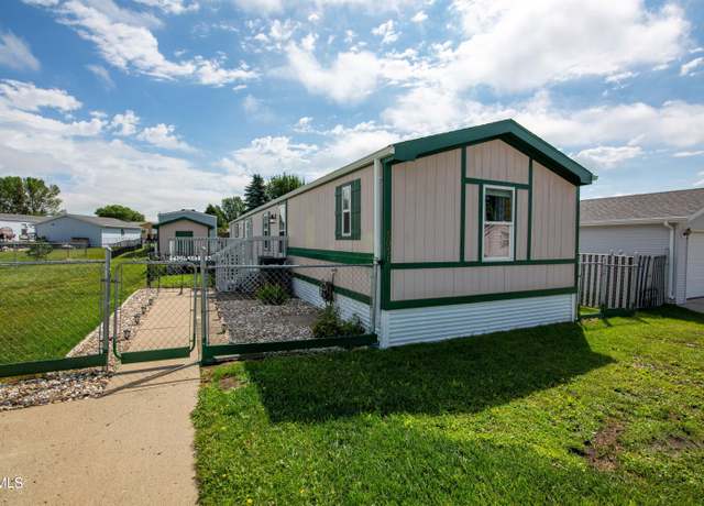 Property at 5051 Redcoat Dr, Bismarck, ND 58501, 3 beds, 2 baths