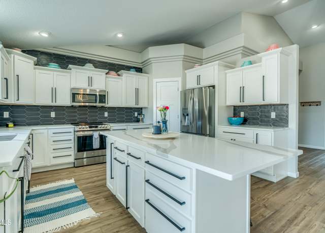 Property at 1901 Oregon Dr, Bismarck, ND 58503, 5 beds, 3.5 baths