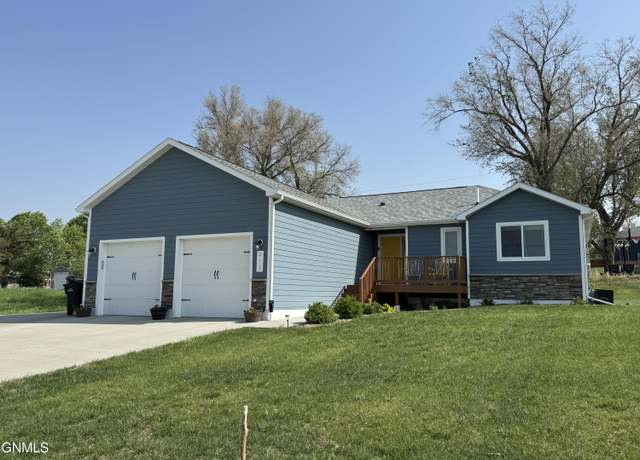 Property at 215 7th Ave NE, Watford City, ND 58854, 4 beds, 3 baths