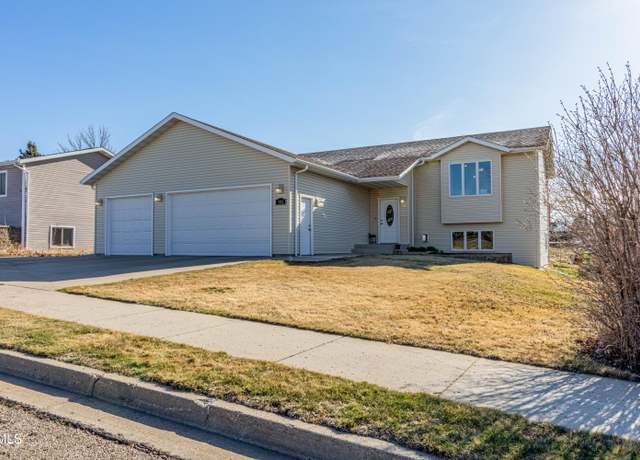 Property at 3912 36th Ave NW, Mandan, ND 58554, 4 beds, 3 baths