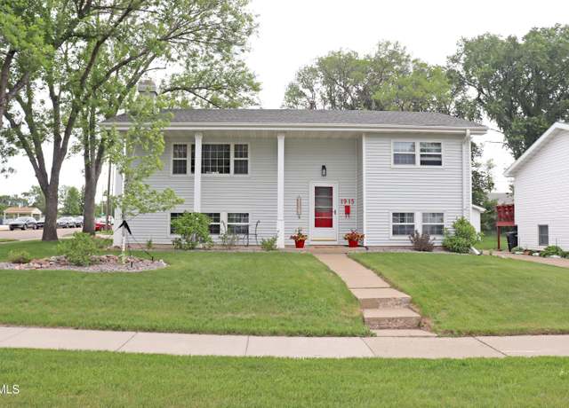 Property at 1915 Bell St N, Bismarck, ND 58501, 4 beds, 2 baths