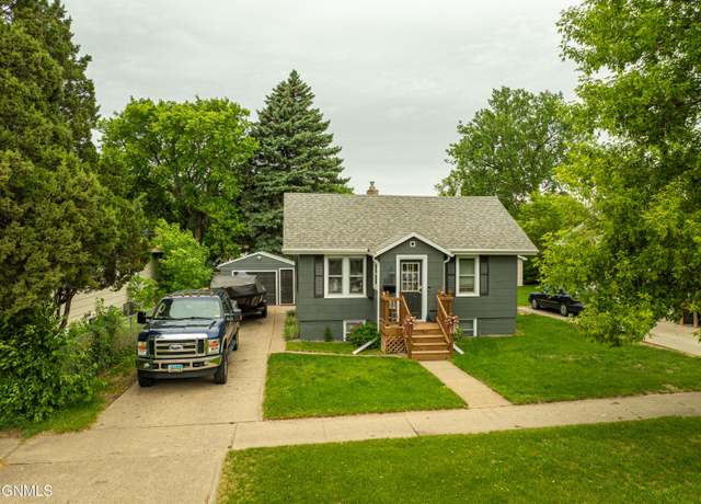 Property at 1008 13th St N, Bismarck, ND 58501, 3 beds, 2 baths