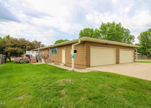 Property at 101 Estevan Dr, Bismarck, ND 58503, 3 beds, 2 baths