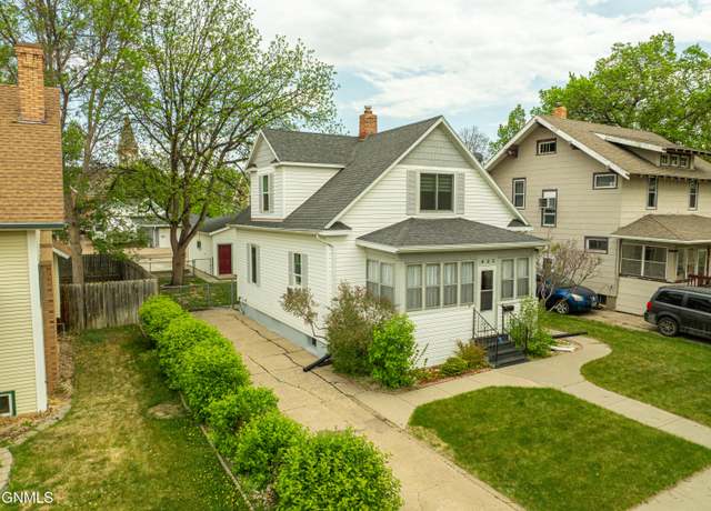 Property at 402 1st Ave NW, Mandan, ND 58554, 3 beds, 2 baths