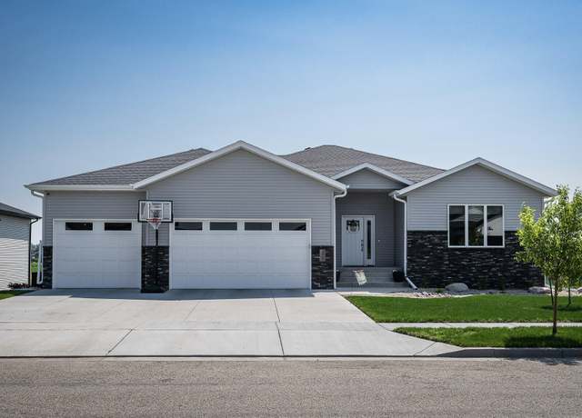 Property at 3919 Herd Pl, Bismarck, ND 58503, 5 beds, 3.5 baths