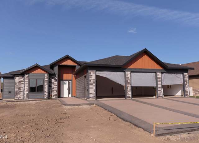 Property at 407 Flint Dr, Bismarck, ND 58503, 3 beds, 2.5 baths