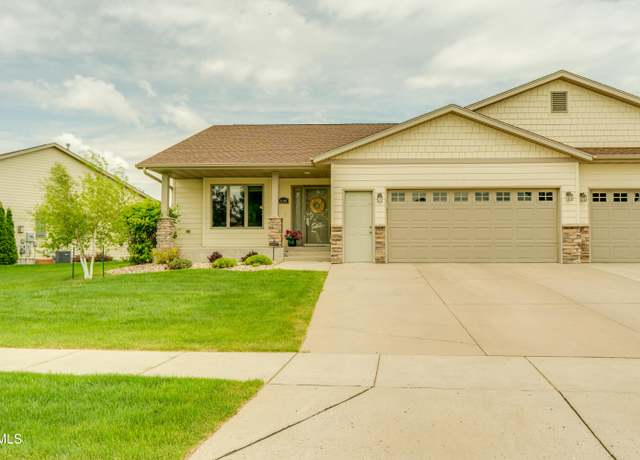 Property at 3100 Chisholm Trl, Bismarck, ND 58503, 3 beds, 3 baths