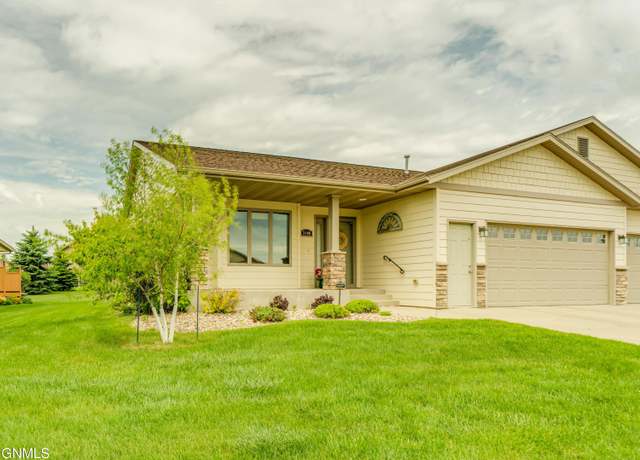 Property at 3100 Chisholm Trl, Bismarck, ND 58503, 3 beds, 3 baths