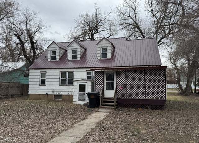 Property at 116 Market St E, Center, ND 58530, 4 beds, 1 bath
