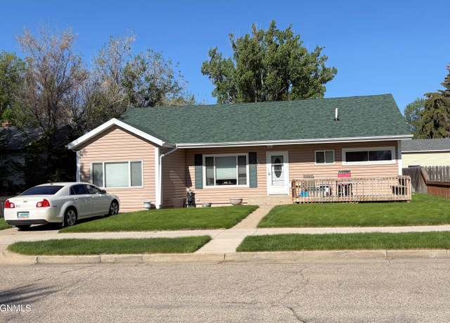 Property at 523 12th Ave W, Williston, ND 58801, 4 beds, 2 baths