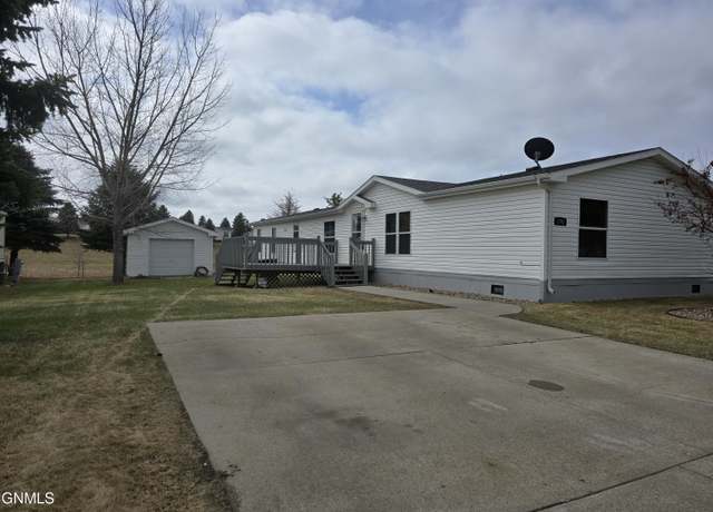 Property at 1701 Chandler Ln, Bismarck, ND 58503, 4 beds, 2 baths