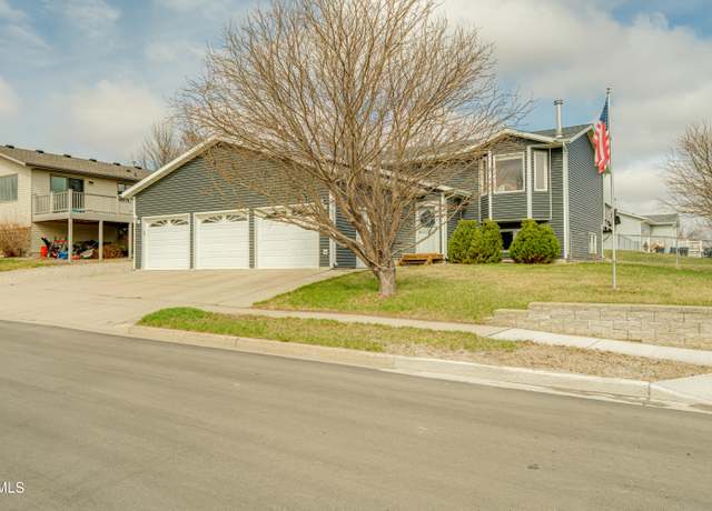 Property at 2000 Union Loop NW, Mandan, ND 58554, 4 beds, 2 baths