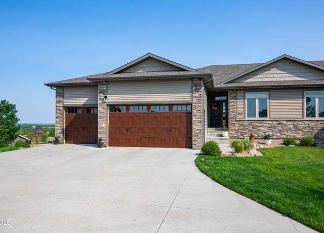 Property at 3734 Bogey Dr, Bismarck, ND 58503, 4 beds, 3 baths