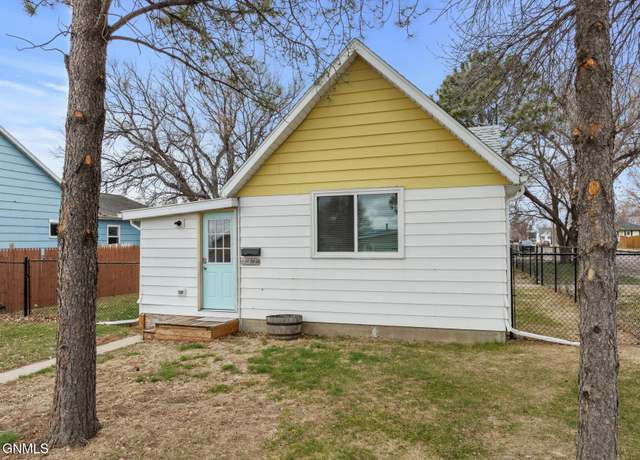 Property at 431 10th Ave W, Williston, ND 58801, 2 beds, 1 bath