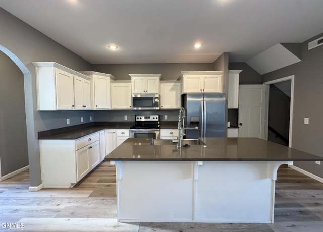 Property at 4003 E Calgary Ave, Bismarck, ND 58503, 3 beds, 2.5 baths