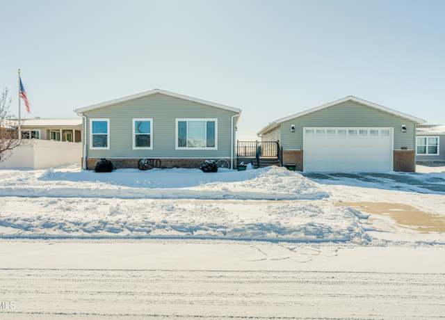 Property at 3719 Greensboro Dr, Bismarck, ND 58503, 3 beds, 2 baths