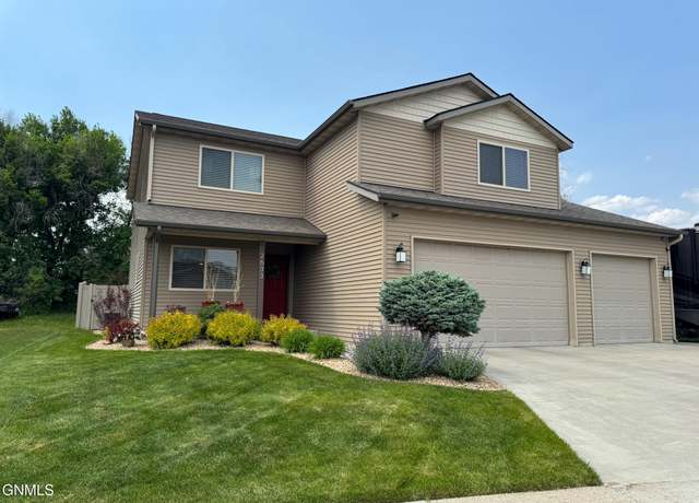 Property at 2633 Bradford Ct, Williston, ND 58801, 3 beds, 2 baths