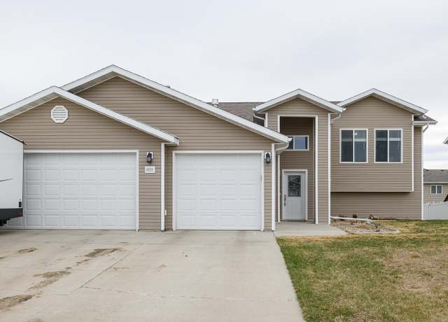 Property at 4809 Weyburn Dr, Bismarck, ND 58503, 6 beds, 3 baths