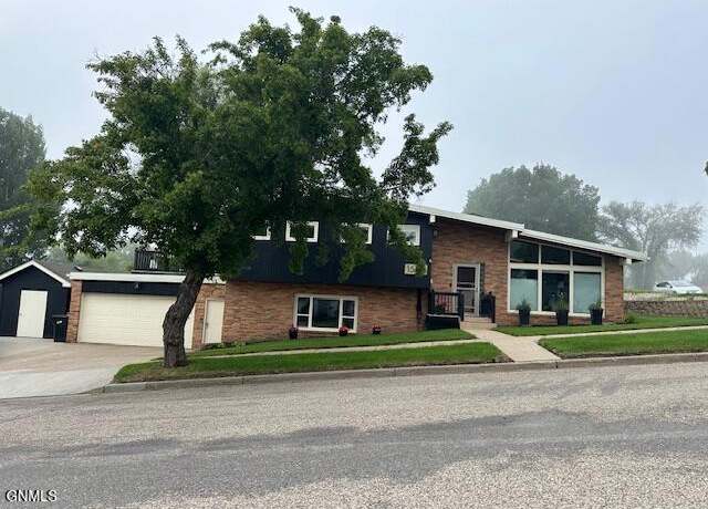 Property at 1503 Hanaford Ave, Bismarck, ND 58501, 4 beds, 3 baths