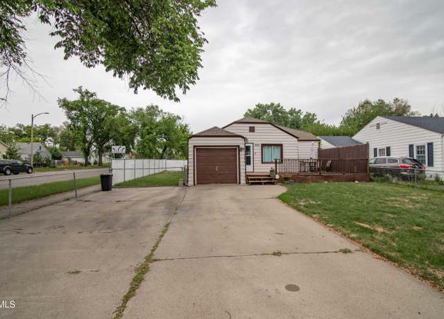 Property at 902 E Avenue F, Bismarck, ND 58501, 3 beds, 2 baths