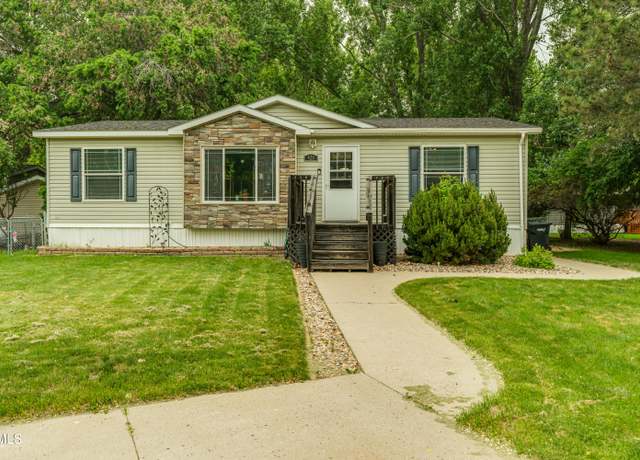 Property at 426 Dover Dr, Bismarck, ND 58504, 3 beds, 2 baths