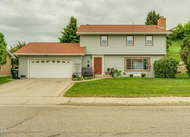 Property at 1003 7th St NW, Mandan, ND 58554, 4 beds, 2 baths