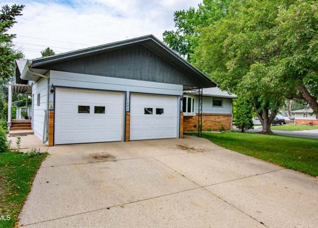 Property at 1942 N 6th St, Bismarck, ND 58501, 3 beds, 2.5 baths