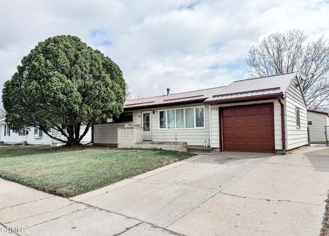 Property at 706 15th Ave W, Williston, ND 58801, 5 beds, 2 baths