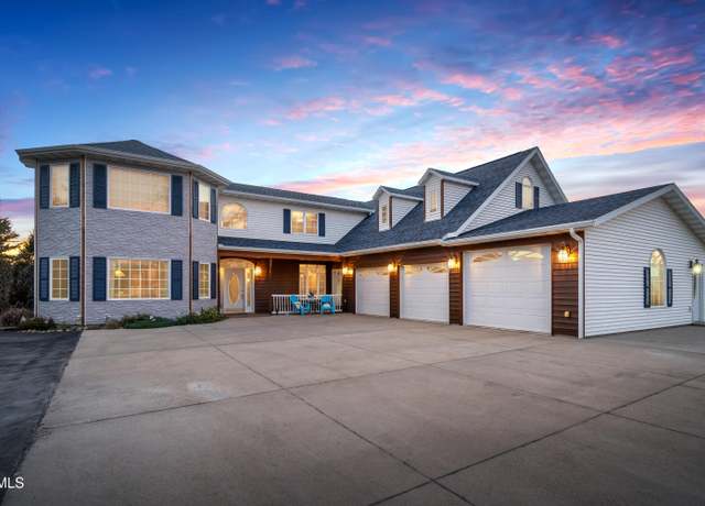 Property at 4310 Fernwood Dr, Bismarck, ND 58503, 4 beds, 3.5 baths