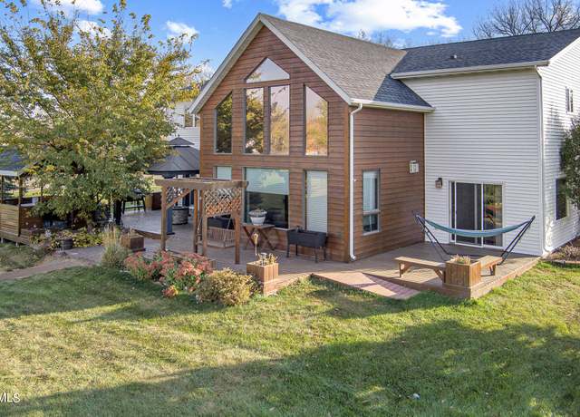 Property at 4310 Fernwood Dr, Bismarck, ND 58503, 4 beds, 3.5 baths