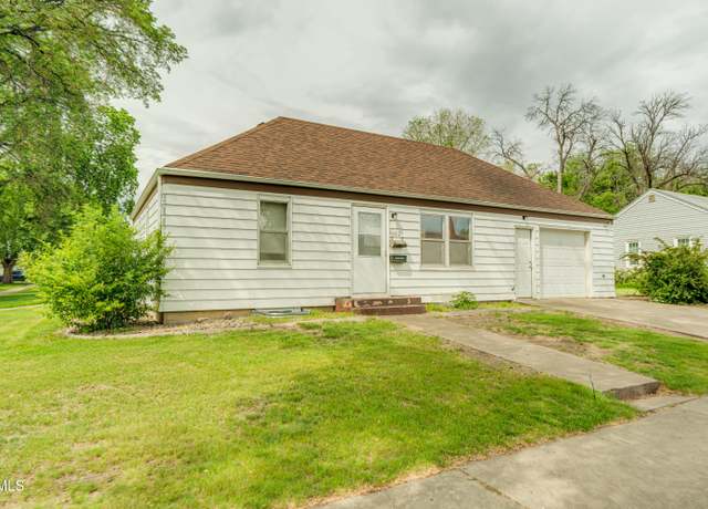 Property at 1002 F Ave E, Bismarck, ND 58501, 3 beds, 1.5 baths