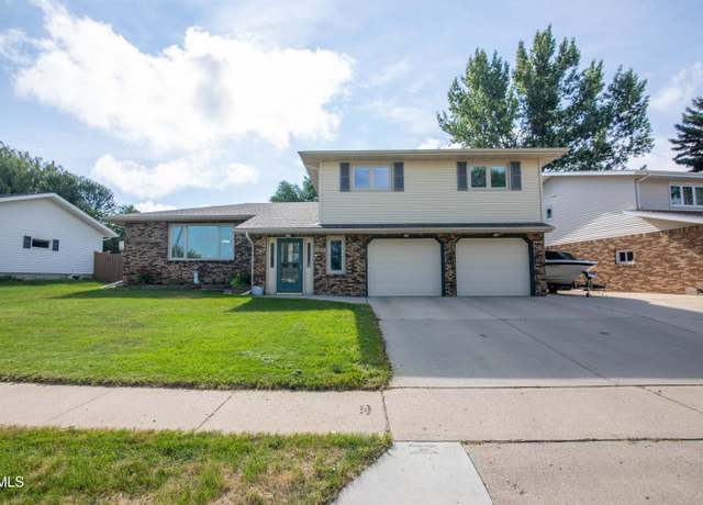 Property at 1325 Crestview Ln, Bismarck, ND 58501, 4 beds, 3 baths