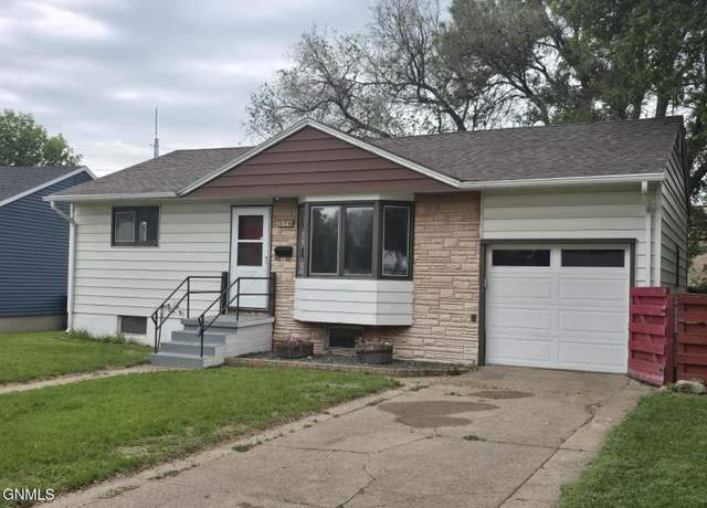 Property at 570 Sunset Pl, Bismarck, ND 58504, 3 beds, 1.5 baths