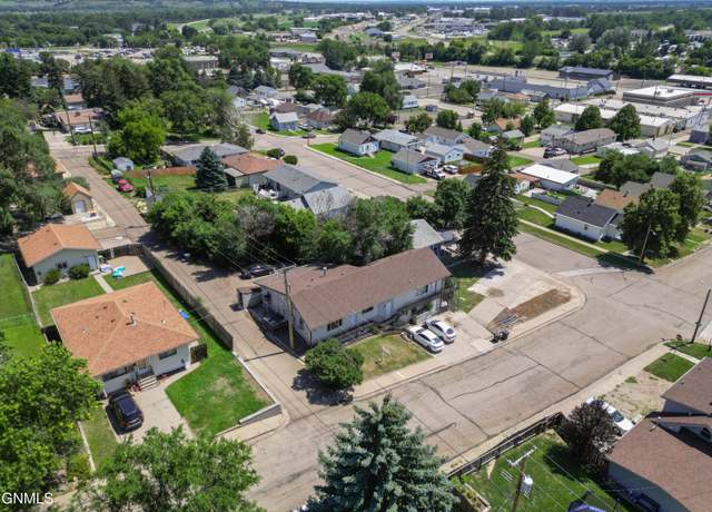 Property at 304 10th Ave NE, Mandan, ND 58554, 8 beds, 5 baths