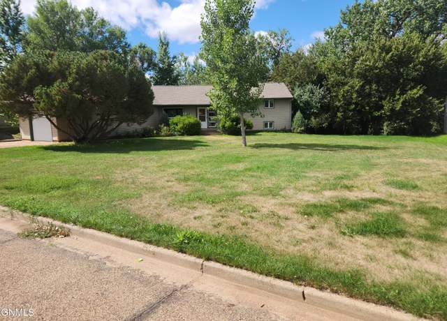 Property at 307 3rd St S, Glen Ullin, ND 58631, 3 beds, 2.5 baths