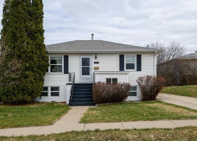 Property at 1909 14th St, Bismarck, ND 58501, 4 beds, 2 baths